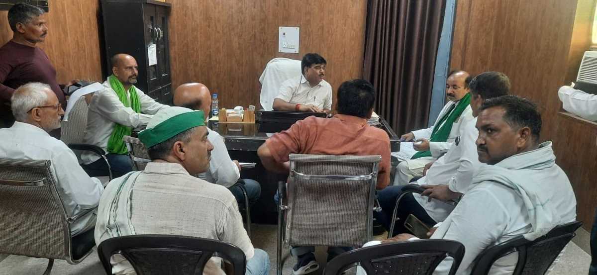 यूरिया की कालाबाजारी से आक्रोश, बीकेयू अ ने उपजिलाधिकारी से की शिकायत